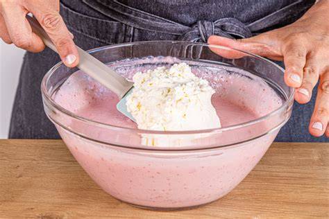 Erdbeer-Joghurt-Creme auf Tortenboden