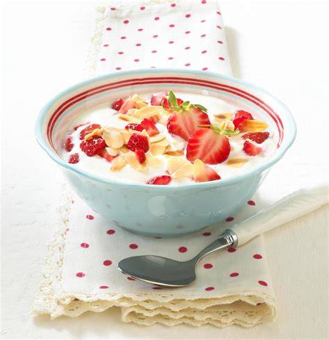 Erdbeer-Joghurt-Dessert mit Mandelblättchen garniert