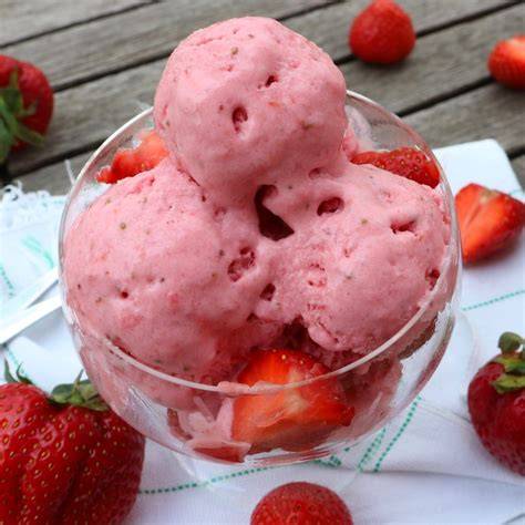 Erdbeer-Joghurt-Eis in Schale