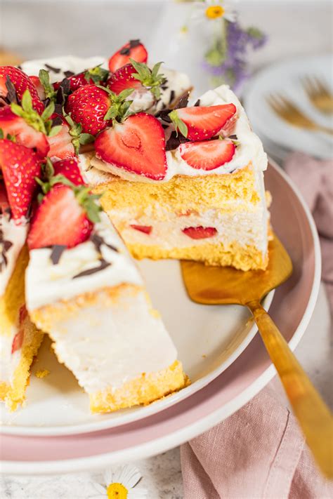 Erdbeer-Joghurt-Torte im Anschnitt