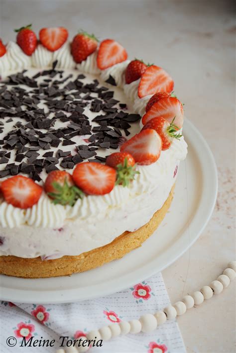 Erdbeer-Joghurttorte auf Kühlschrankboden