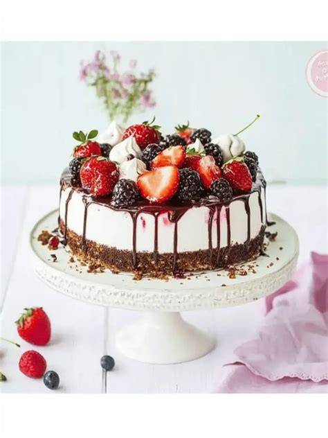 Erdbeer-Kühlschranktorte mit verschiedenen Fruchtschichten