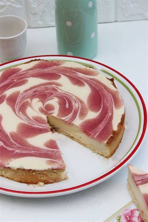 Erdbeer-Mango-Swirl-Cake in Scheiben