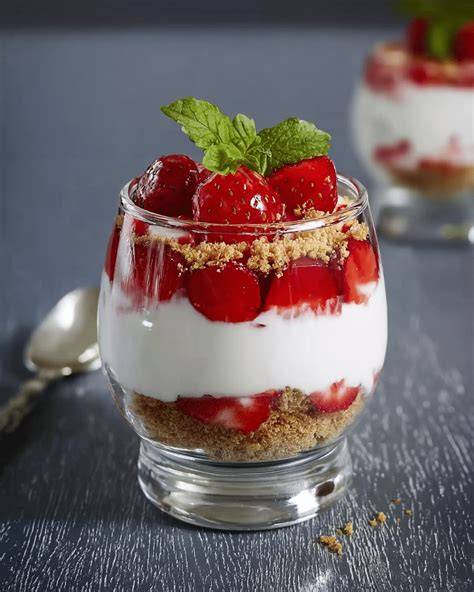 Erdbeer-Mascarpone Dessert im Glas mit Keksboden