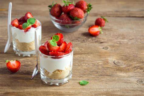 Erdbeer-Mascarpone-Dessert Schichten im Glas