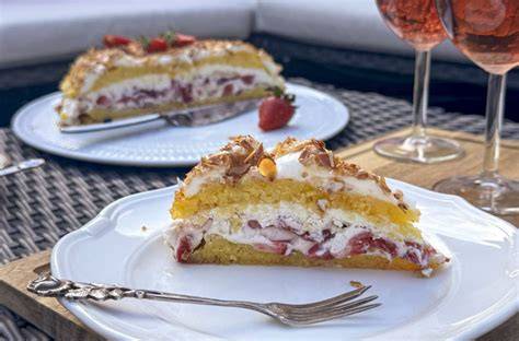 Erdbeer-Mascarpone-Füllung in Mandel-Baiser-Torte