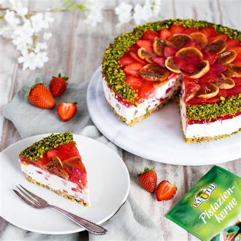 Erdbeer-Mascarpone-Kuchen Tipp: Topping mit weißen Schokoraspeln und Pistazien