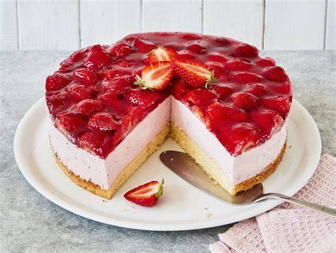 Erdbeer-Mascarpone-Torte auf einer sommerlichen Kaffeetafel