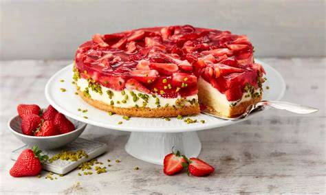 Erdbeer-Mascarpone-Torte mit frischen Erdbeeren und rotem Tortenguss