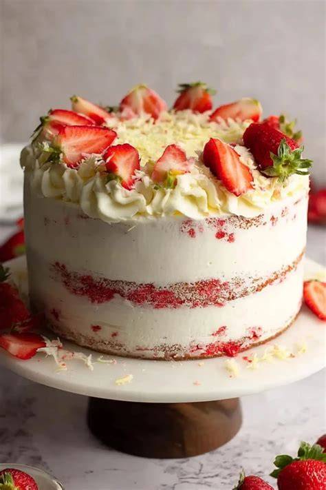 Erdbeer-Mascarpone-Torte mit weißer Schokolade und Deko
