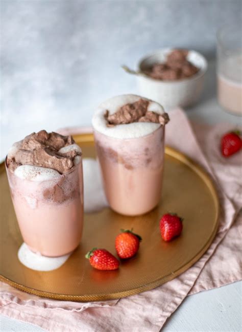 Erdbeer-Milchshake mit Nutellasahne und Schokoladeneis