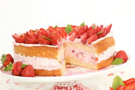 Erdbeer-Minz-Torte - servierfertig und angeschnitten