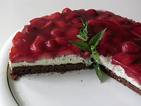 Erdbeer-Mojito-Torte: Schichten, Minzcreme, Erdbeer-Prosecco-Glasur