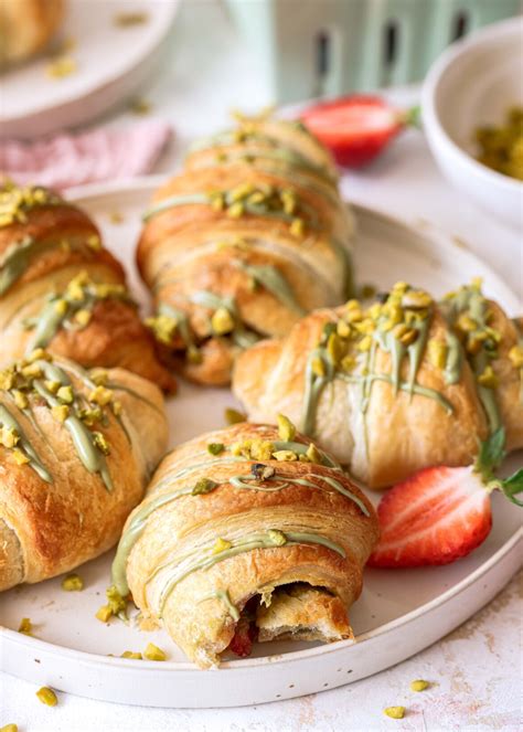 Erdbeer-Pistazien-Croissants auf Teller