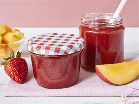 Erdbeer-Pistazien-Marmelade in Gläsern