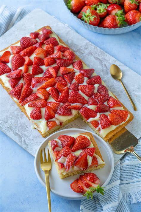 Erdbeer-Pudding-Kuchen mit frischen Erdbeeren