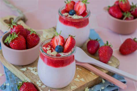 Erdbeer-Quark Creme Schichtung mit frischen Früchten