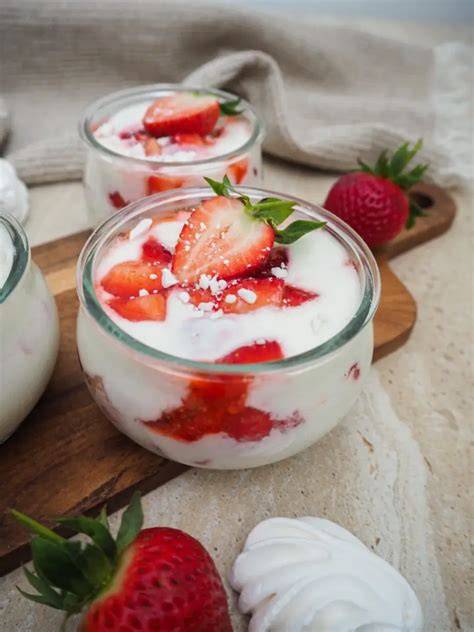 Erdbeer-Quark im Glas mit Schichten