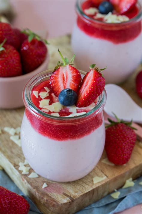 Erdbeer-Quark-Dessert - Portioniert für große Feiern
