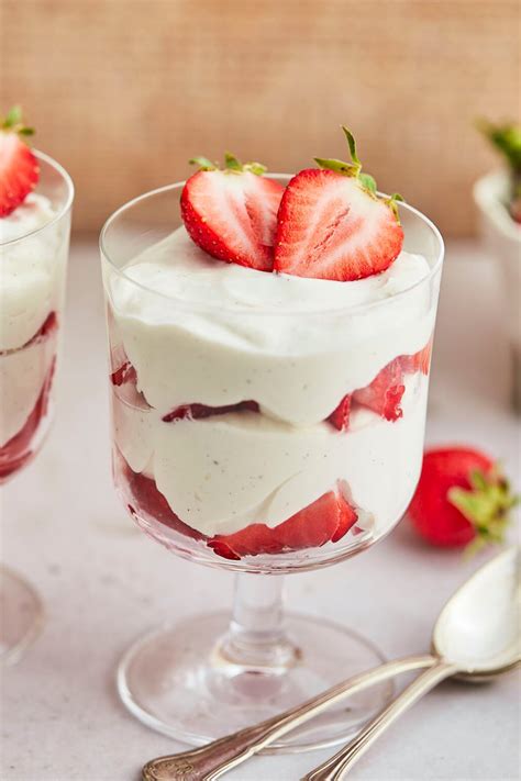 Erdbeer-Quark-Dessert als alternative Schichtvariante