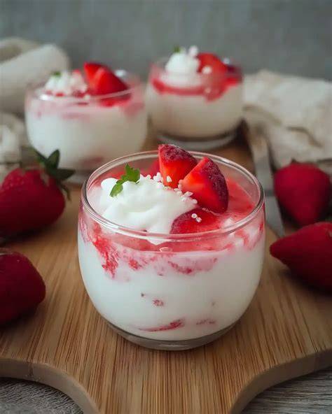 Erdbeer-Quark-Dessert im Glas geschichtet