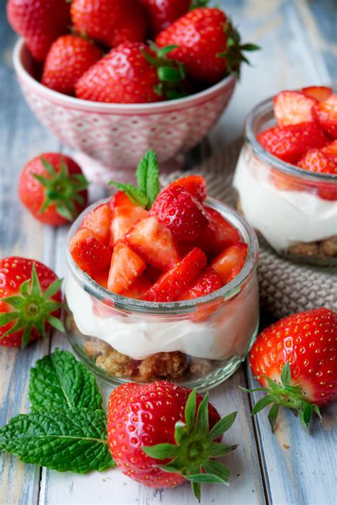 Erdbeer-Quark-Frischkäse-Torte mit frischen Erdbeeren dekoriert