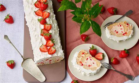 Erdbeer-Quark-Sahne-Torte: Anschnitt mit Erdbeerstückchen in der Creme