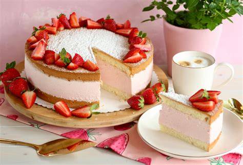Erdbeer-Quark-Sahne-Torte im Anschnitt