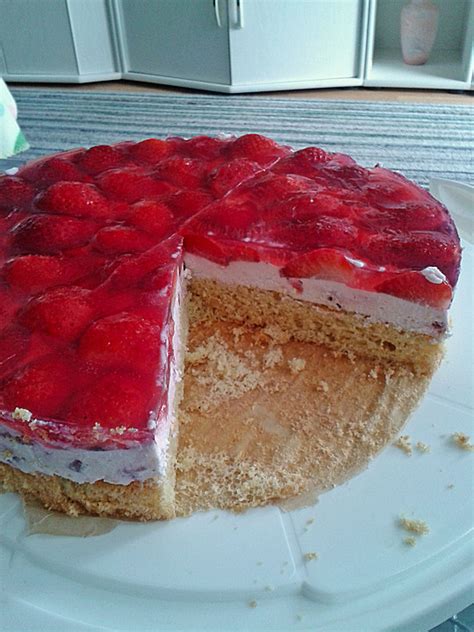Erdbeer-Quark-Torte angeschnitten mit Erdbeerspiegel