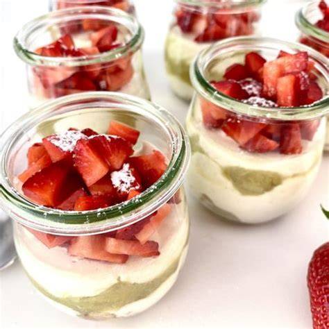 Erdbeer-Rhabarber-Dessert im Glas