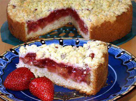 Erdbeer-Rhabarber-Kuchen in der Springform mit Mandeltopping