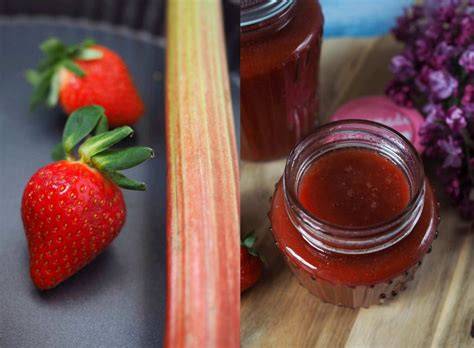 Erdbeer-Rhabarber-Lillet Marmelade im Glas