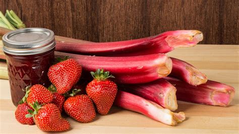 Erdbeer-Rhabarber-Marmelade als Geschenkidee