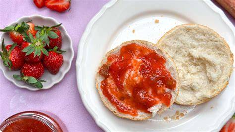 Erdbeer-Rhabarber-Marmelade auf Brot