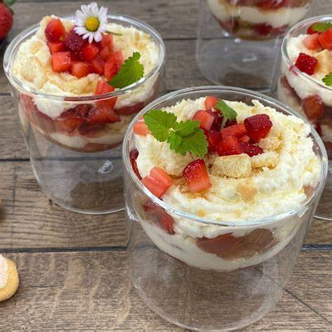 Erdbeer-Rhabarber-Schichtdessert im Glas mit Kokossahne und Kekskrümeln
