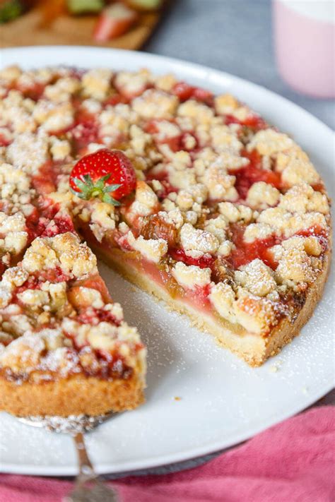Erdbeer-Rhabarber-Streuselkuchen frisch gebacken in der Springform