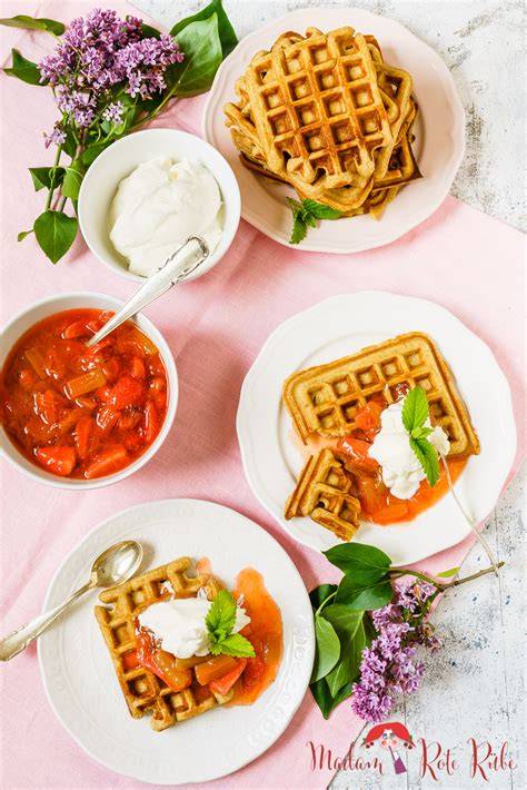 Erdbeer-Rhabarber-Waffeln mit Schlagsahne