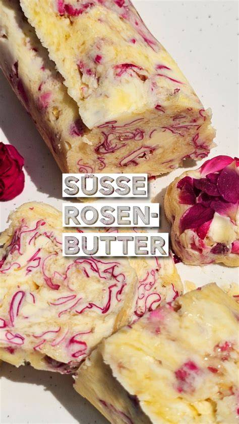 Erdbeer-Rosen-Marmelade mit frischen Rosenblüten auf Brot