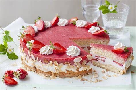 Erdbeer-Sahne Biskuit Torte