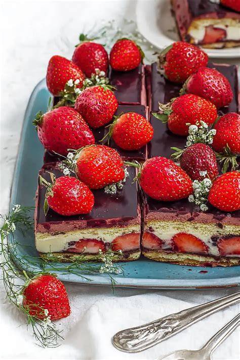 Erdbeer-Sahne Variante der Donauwelle mit frischen Erdbeeren