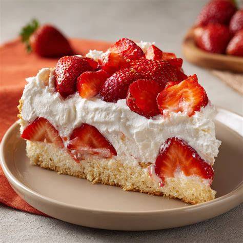 Erdbeer-Sahne-Torte angeschnitten auf Kuchenteller