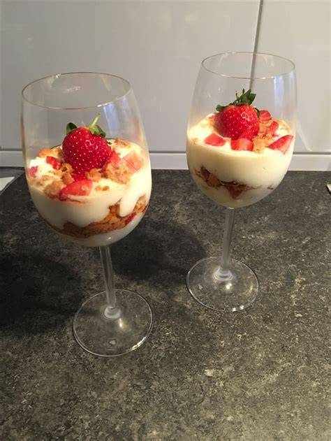 Erdbeer-Sauce und weiße Schokoladen-Creme in Gläsern