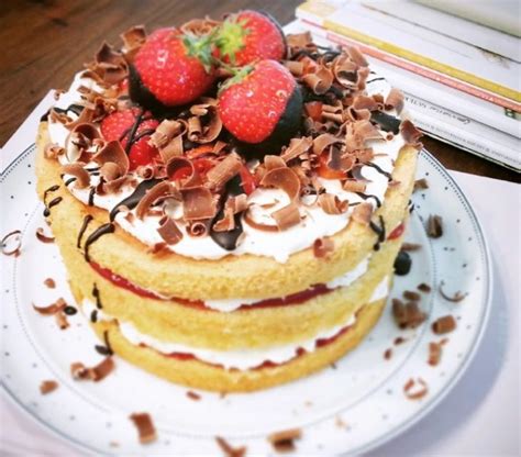 Erdbeer-Schichttorte mit Schoko-Frischkäse-Creme und Konfitüre