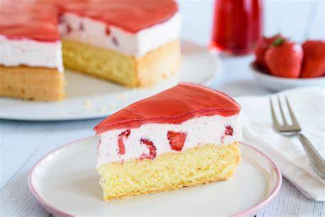 Erdbeer-Schmand-Torte im Anschnitt
