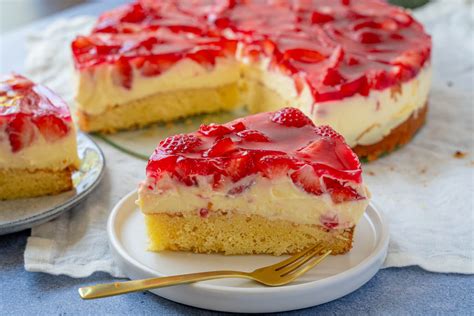 Erdbeer-Schmand-Torte mit frischen Erdbeeren und cremiger Schmandfüllung