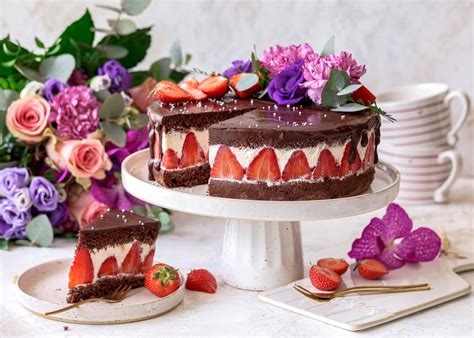 Erdbeer-Schoko-Joghurt-Torte in Scheiben