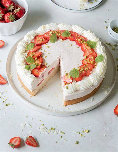Erdbeer-Skyr-Torte angeschnitten, frische Erdbeeren, Querschnitt
