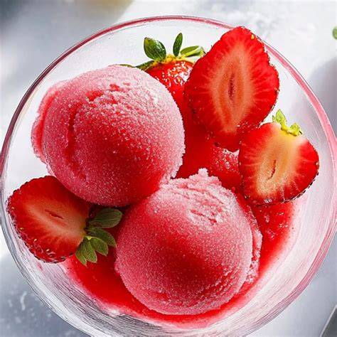 Erdbeer-Sorbet in einer Schale