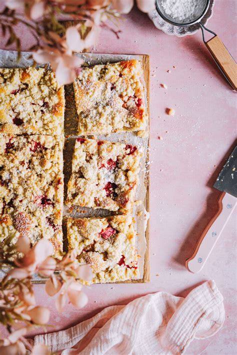 Erdbeer-Streusel-Schnitten auf einem Brett, Detail von knusprigen Streuseln und saftigen Beeren