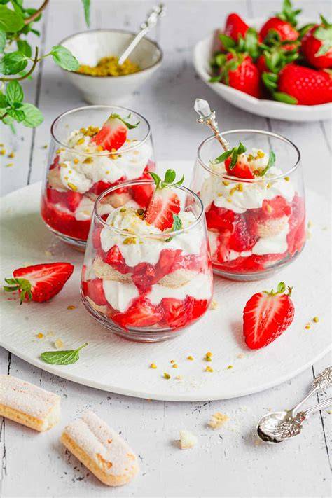 Erdbeer-Tiramisu im Glas - Pudding-, Creme- und Beeren-Lagen
